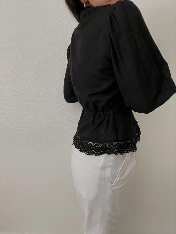 Blouse noire à broderie florale et dentelle - photo numéro 10