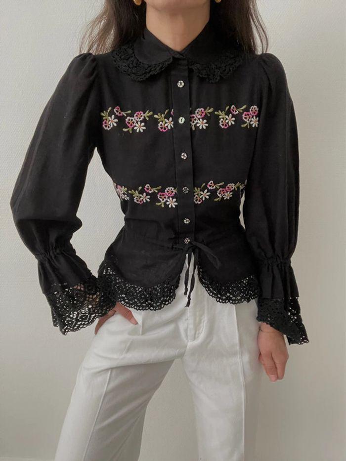 Blouse noire à broderie florale et dentelle - photo numéro 9