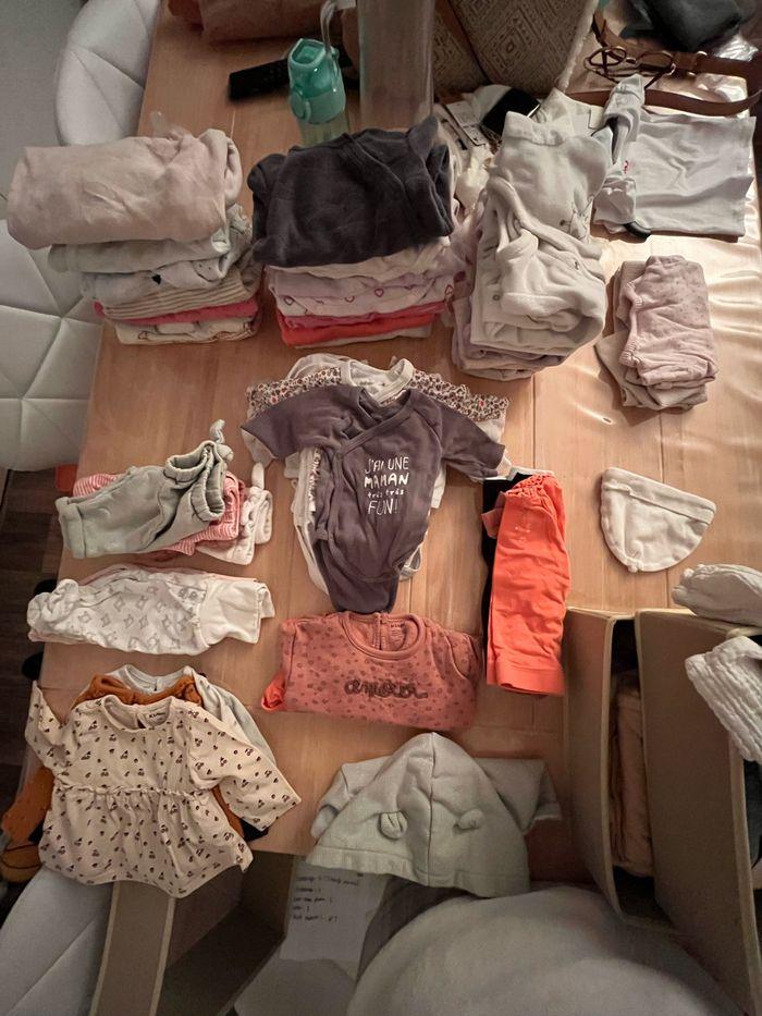 Lot vêtements fille 1 mois environ 70 pièces - photo numéro 1