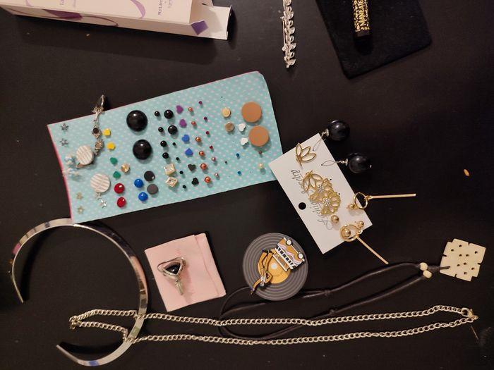 Lot bijoux produits de beauté et accessoires - photo numéro 4