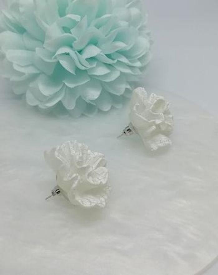 Boucles d'oreilles fleurs style mousseline blanc cassé - photo numéro 2