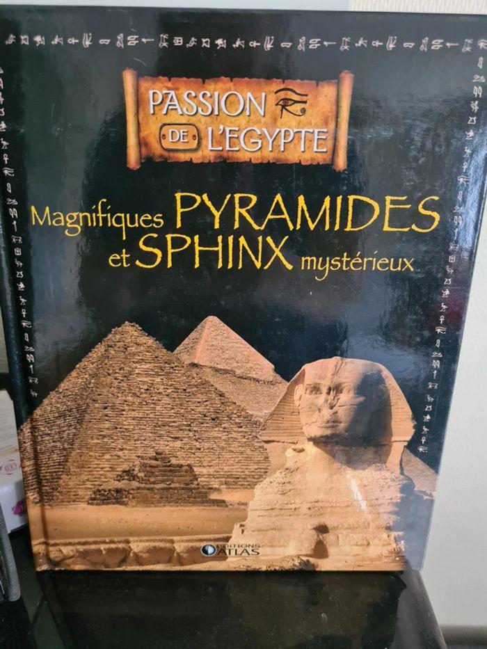 Livre atlas pyramides et sphinx