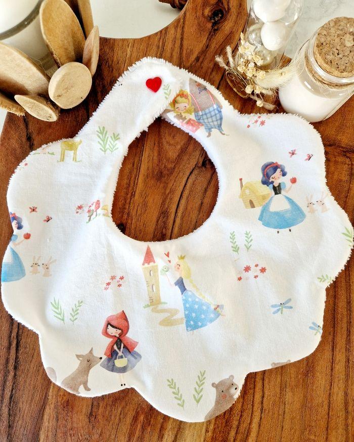 Bavoir fleur en tissu éponge pour bébé fille