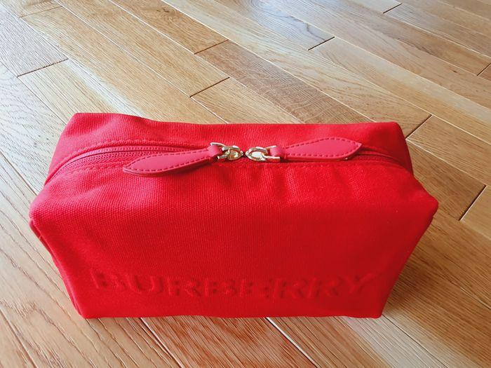 Trousse De Toilette "BURBERRY" en Toile Rouge  neuve sous blister. - photo numéro 2