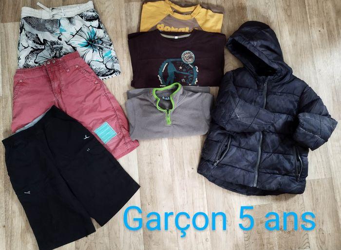 Gros lot de vêtements de garçon de 5 ans