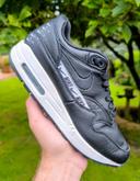 Baskets Nike air max one Black logo cuit noir pointure 38.5 tres peu portées