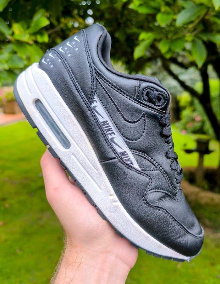 Baskets Nike air max one Black logo cuit noir pointure 38.5 tres peu portées - photo numéro 1