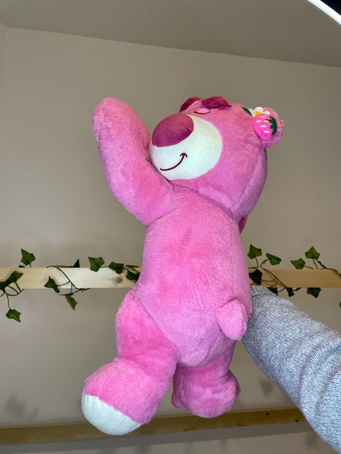 Peluche Lotso Toy Story, l’ours a la fraise endormi grande taille - photo numéro 3