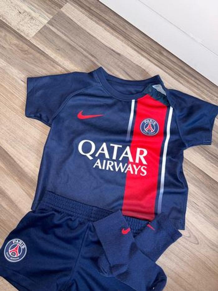 Ensemble maillot/short/chaussettes PSG - photo numéro 1