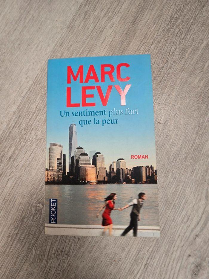 Livre Marc Levy " un sentiment plus fort que la peur"