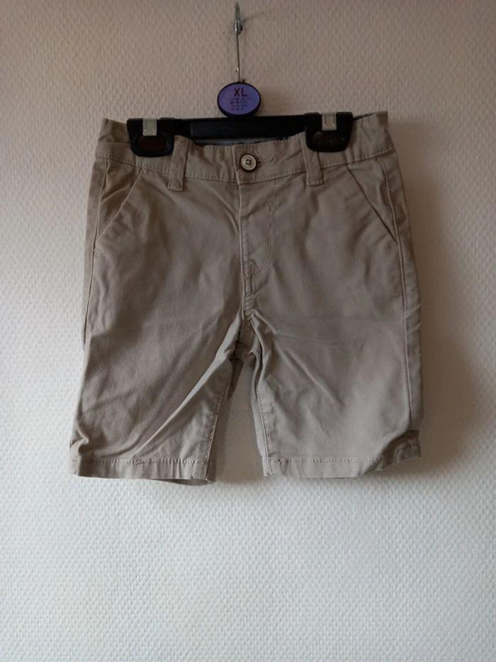 Short beige 3/4 ans - photo numéro 1