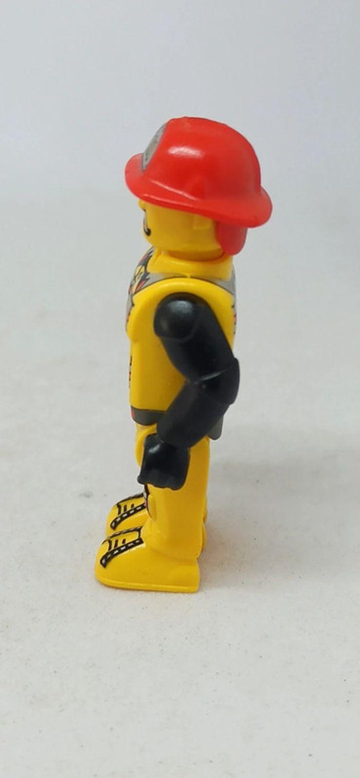 Homme pompier avec casque rouge lego - photo numéro 5