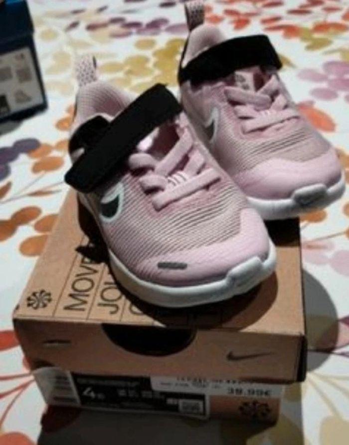 Basket Nike rose et noire neuve - photo numéro 1