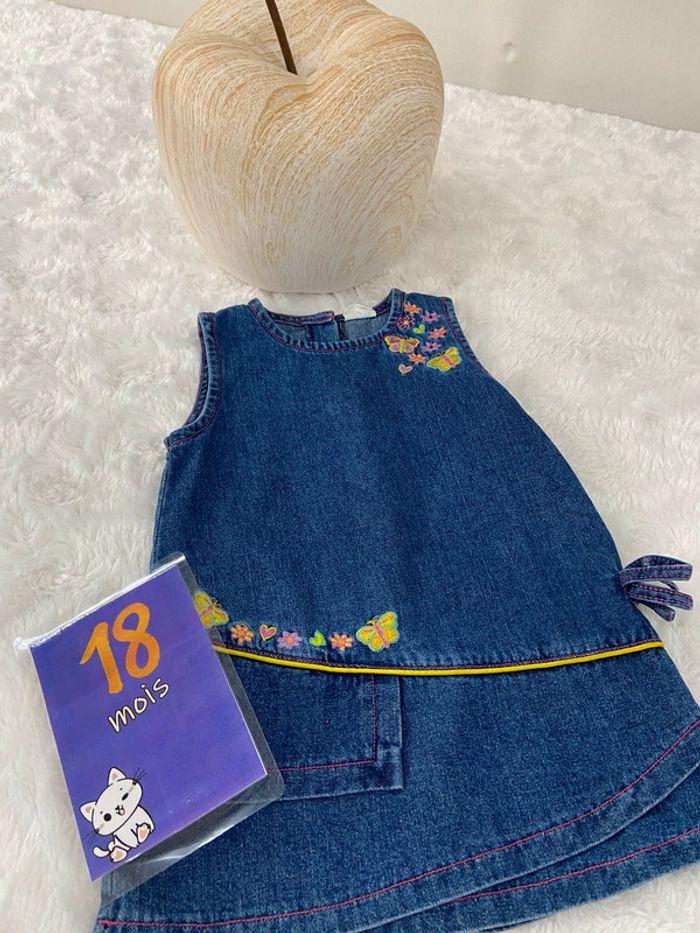 Robe en jeans avec broderie 18 mois. Tres bon etat - photo numéro 1