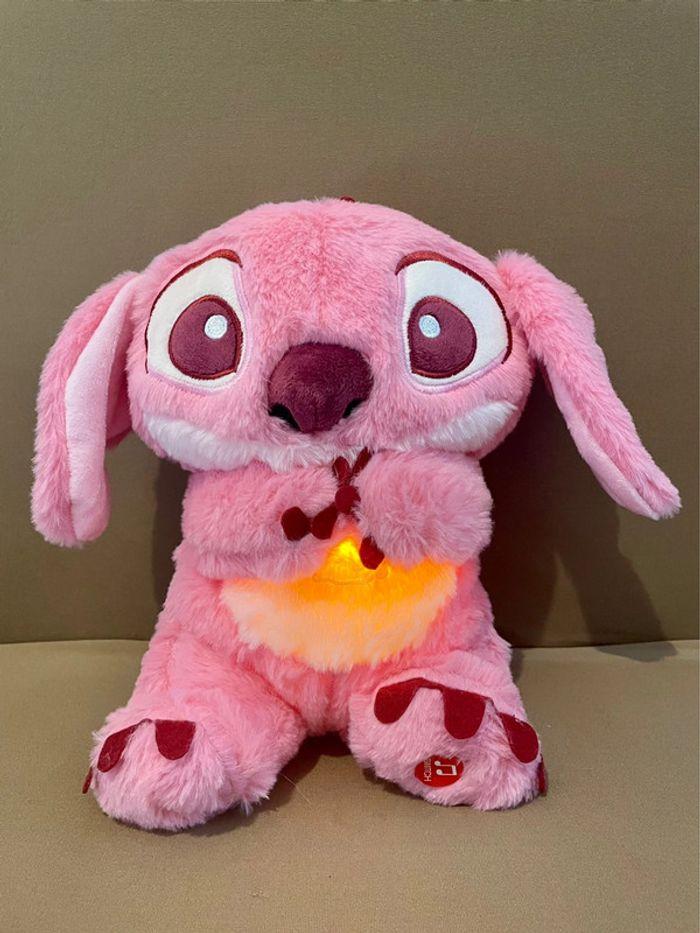 Peluche lumineuse Disney Stitch Angel qui respire 🩷 - photo numéro 5