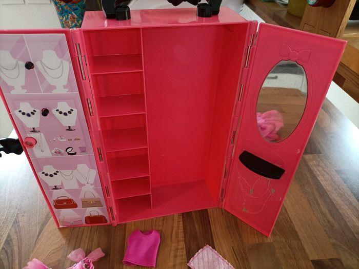 Valisette armoire de barbie + quelques vêtements - photo numéro 8