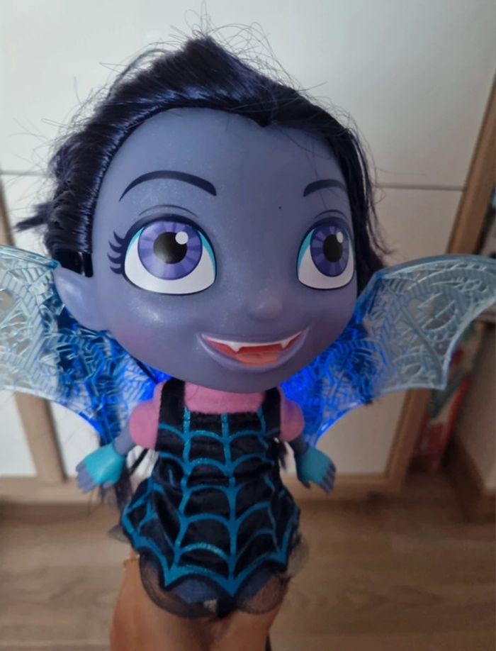 Poupée Vampirina Disney parlante et lumineuse - photo numéro 2