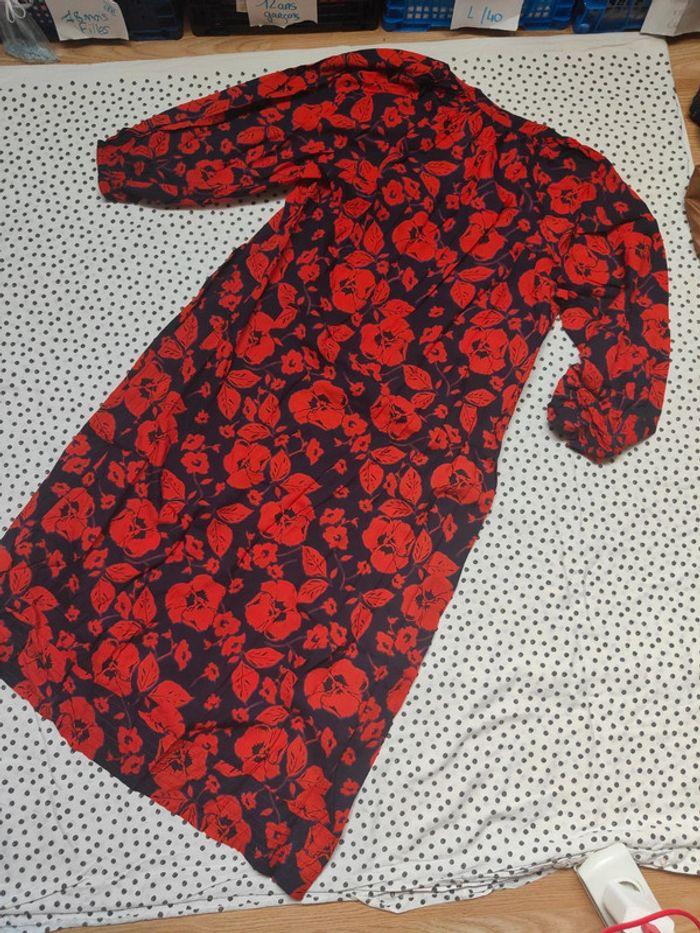 Robe longue a fleurs bleu marine et rouge taille 1 - photo numéro 3