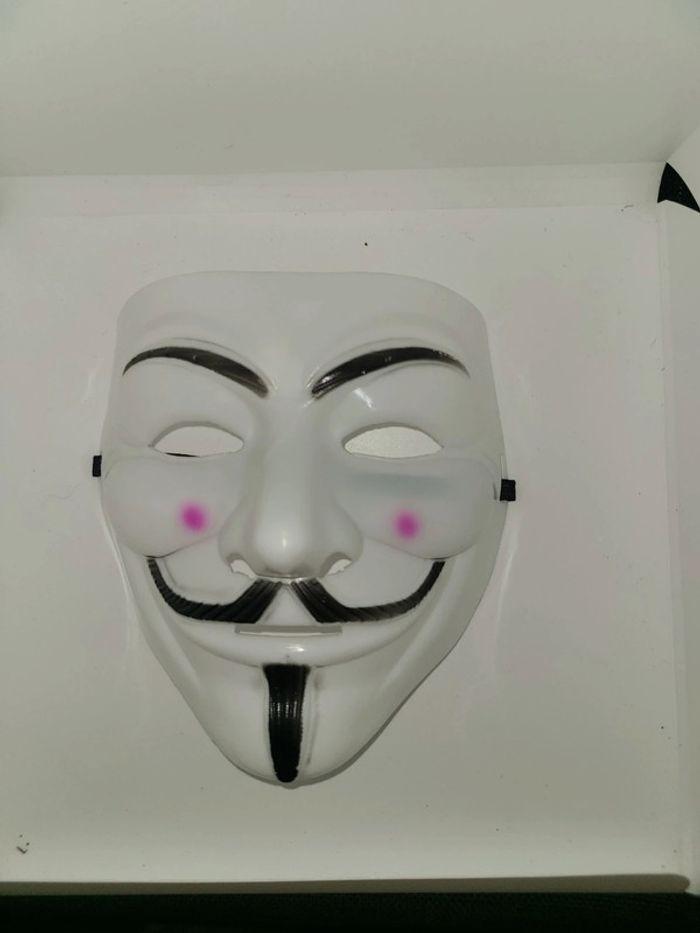 Masque anonymous neuf - photo numéro 1