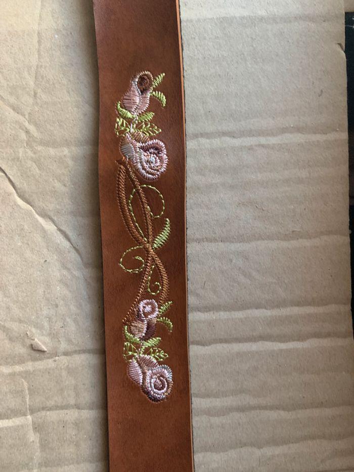 Ceinture en cuir marron brodée de fleurs - photo numéro 2