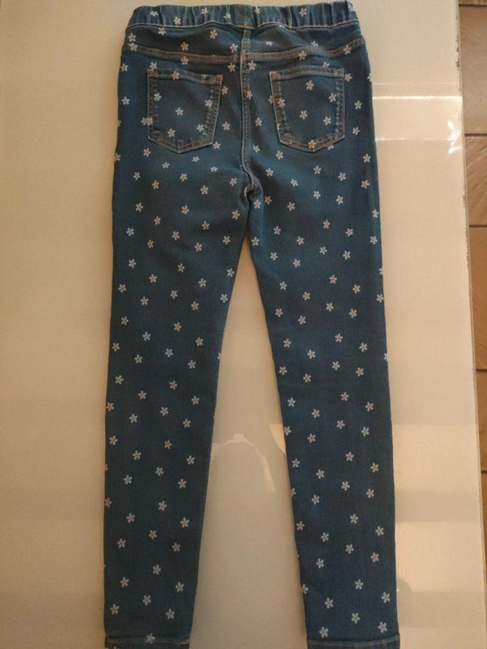 Pantalon fille bleu avec des motifs fleurs 9-10 ans - photo numéro 2