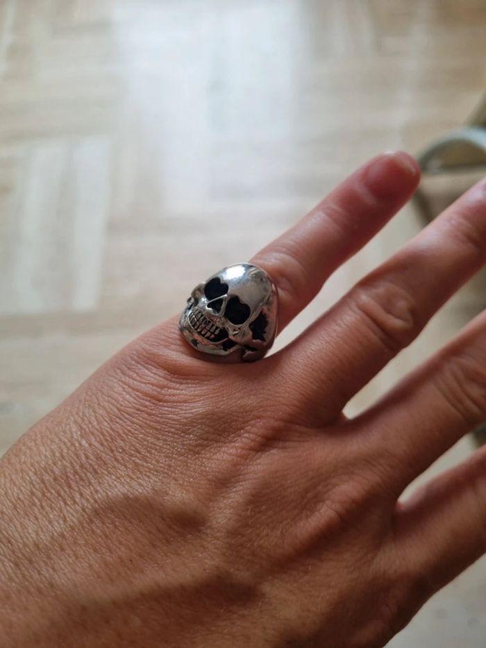 Bague tête de mort argentée et noire - photo numéro 5