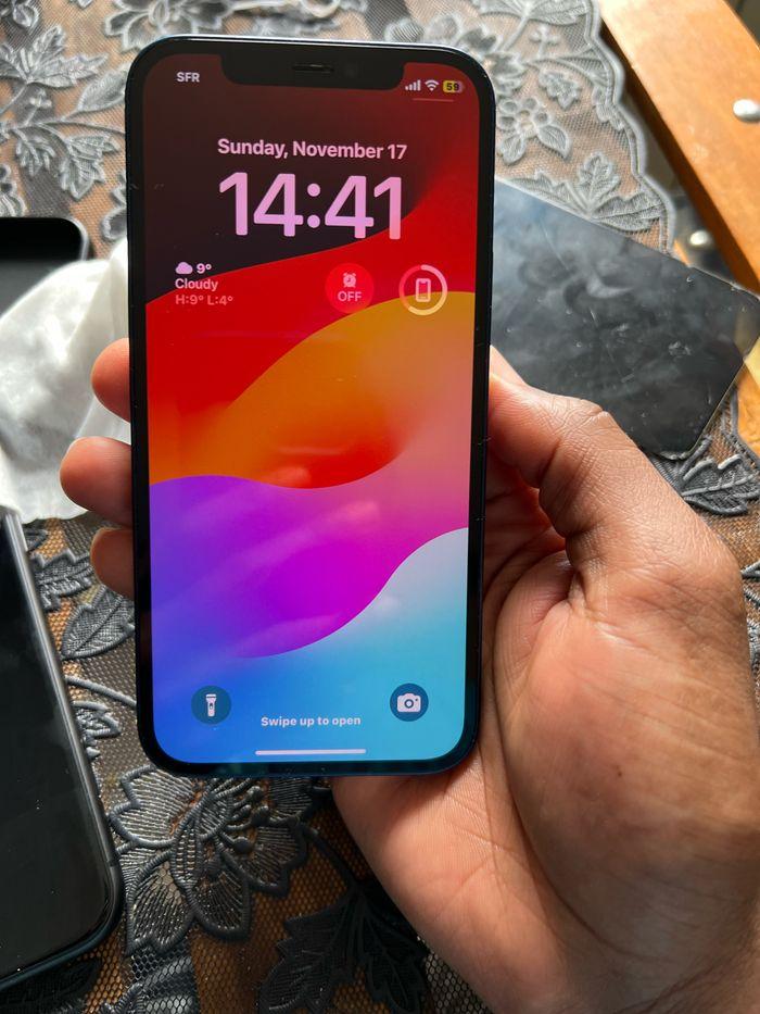 iPhone 12 en très bonne état - photo numéro 1