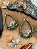 Boucles d’oreilles grosses créoles en macramé avec pierres de Malachite