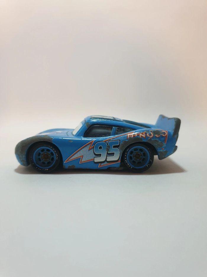 Voiture Cars Disney/Pixar Flash McQueen 95 Dinoco Bleu - 1/55 - photo numéro 11