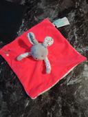 Doudou mouchoir lapin gris, mouchoir rouge dessous avec des etoiles