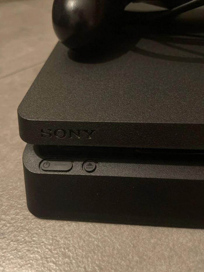 Console PS4 Slim avec manette - photo numéro 2