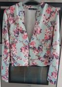 Veste demi saison rose sur fond turquoise