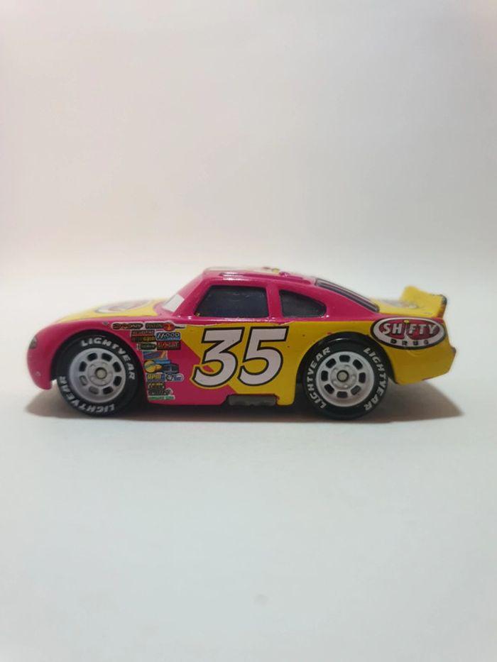 Mattel Voiture Cars Disney/Pixar Kevin racingtire Shifty Drug n°35 Rose/Jaune - 1/55 - photo numéro 10