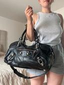 Sac City Balenciaga noir en cuir avec bandoulière grand format bijouterie argent