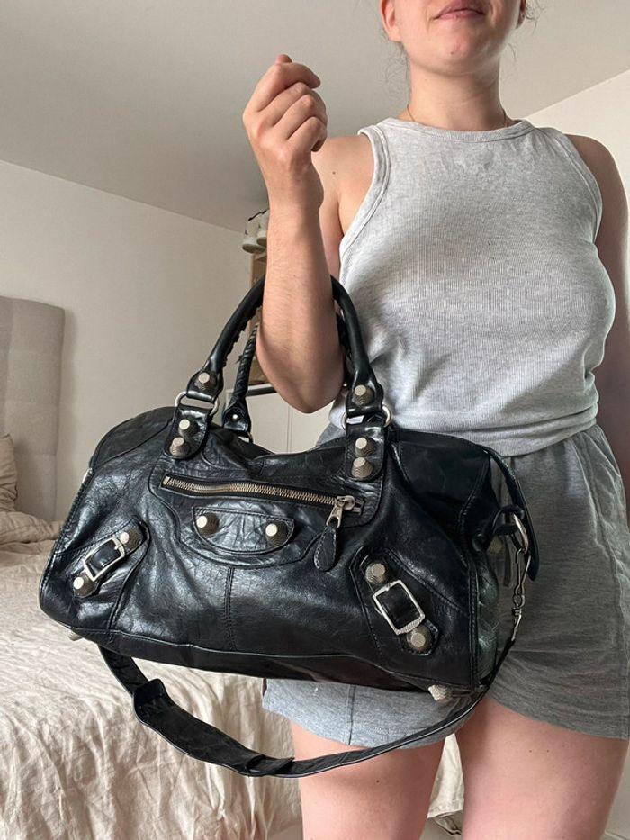 Sac City Balenciaga noir en cuir avec bandoulière grand format bijouterie argent - photo numéro 1