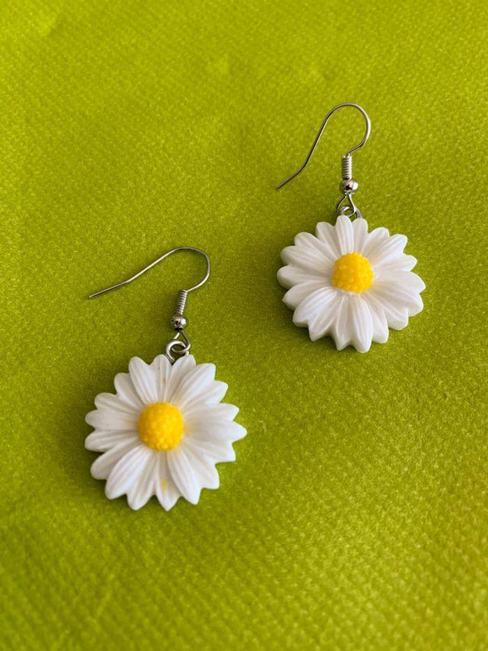 Jolies boucles d’oreilles pendantes fleur marguerite blanche en résine et acier inoxydable argenté - photo numéro 3