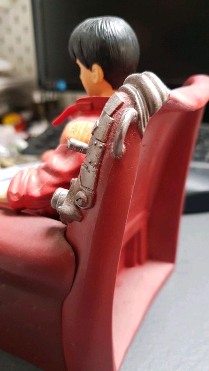 Figurine Akira Kaneda assis dans un fauteuil - photo numéro 6