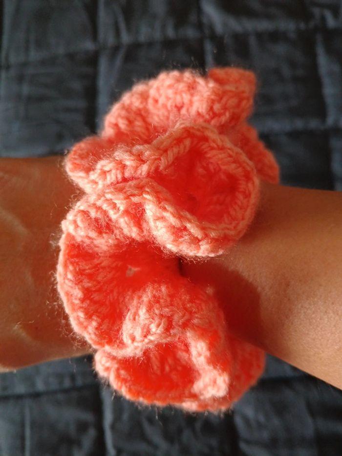 Chouchou au crochet, couleur corail, très beau. - photo numéro 4