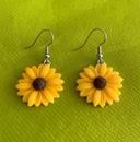 Boucles d’oreilles pendantes fleur marguerite jaune en résine