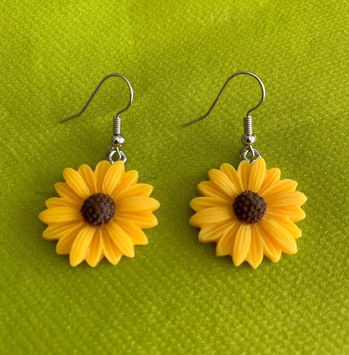 Boucles d’oreilles pendantes fleur marguerite jaune en résine - photo numéro 1