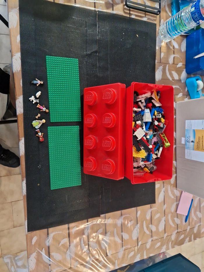 Boîte de 2kg de lego + plaques + figurine - photo numéro 1