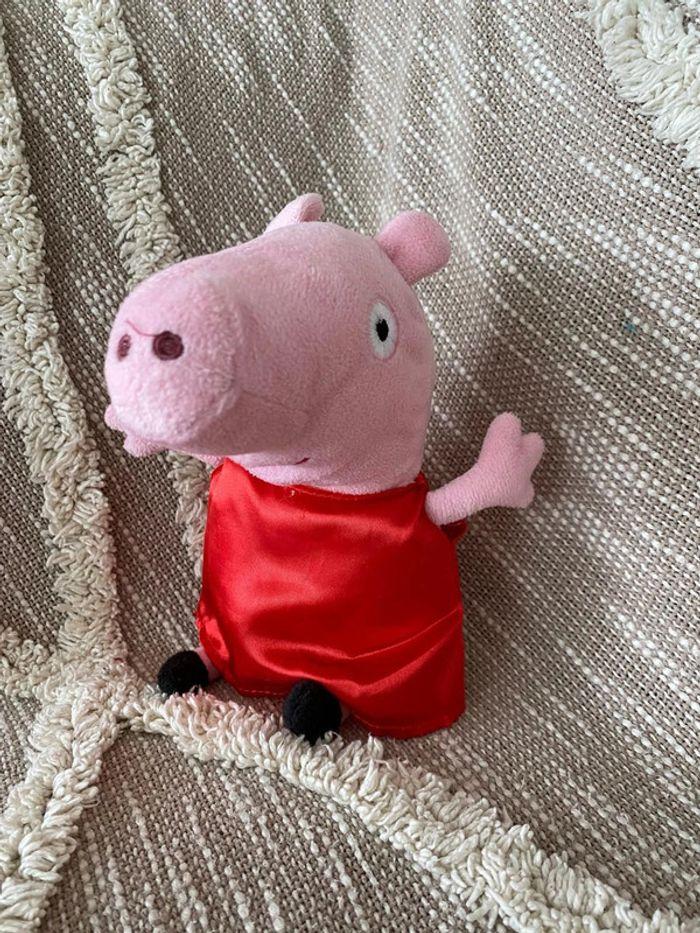 Peluche doudou 23cm Peppa pig cochon rose et rouge paillettes très bon état - photo numéro 1