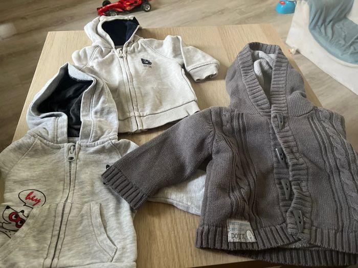 Lot 3 gilets / sweat à capuche bébé garçon 3 mois - photo numéro 2