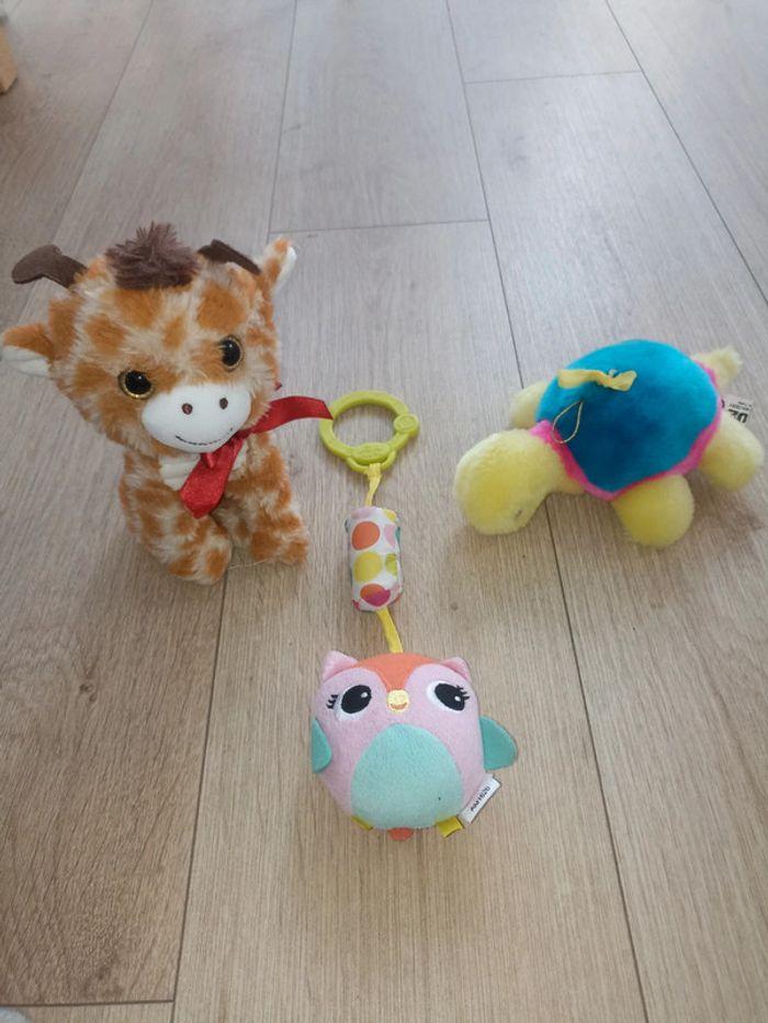 Lot peluches girafes, tortue et hibou attache poussette