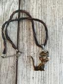 Joli collier cuir et pendentif chat