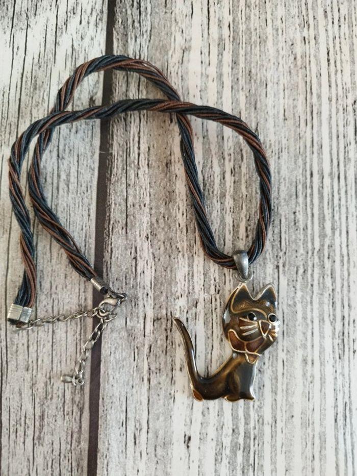 Joli collier cuir et pendentif chat - photo numéro 1