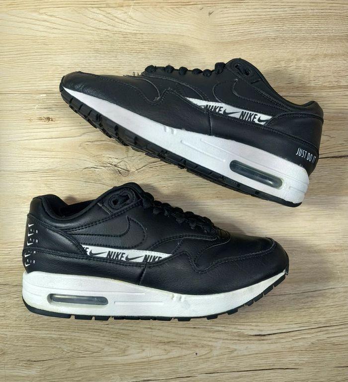 Baskets Nike air max one Black logo cuit noir pointure 38.5 tres peu portées - photo numéro 2