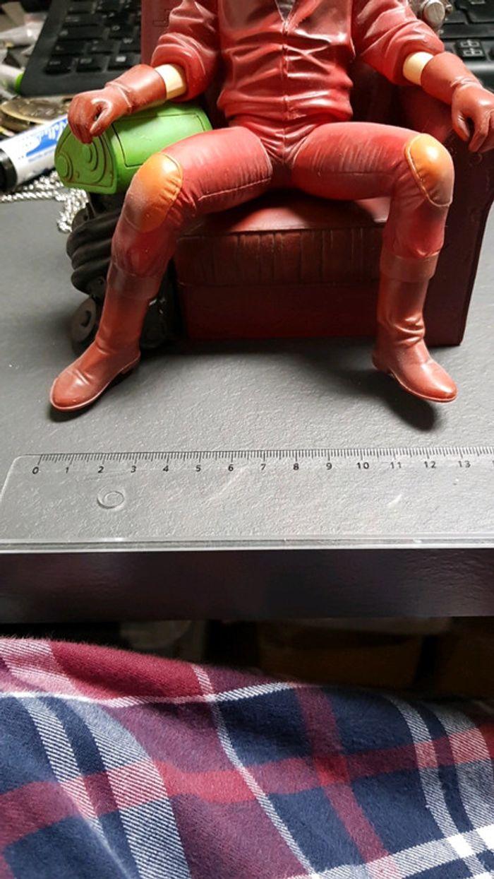 Figurine Akira Kaneda assis dans un fauteuil - photo numéro 8