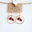 Boucles d'oreilles dorées et feuilles rouges LC329