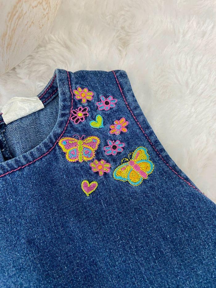 Robe en jeans avec broderie 18 mois. Tres bon etat - photo numéro 4